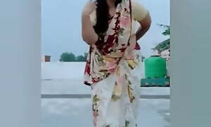 Hot Bhabhi Dancing