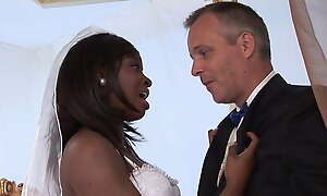 Impatient ebony cully wants to fuck her uninspired groom plank