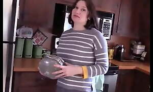 Stiefsohn probiert neue Kamera mit Stiefmutter aus