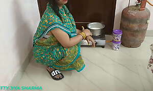 Sex With Desi Bhabhi Crippling A Untried Saree Fro Be transferred to Kitchen