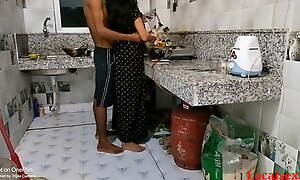 Indian Desi maid kitchen woman khana bna rhi thi budhe suppliant ne thok di