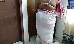 (selfie lete pl insignia Hot Aunty ko Jabardasti Chudai) Neighbor Stripping her saree & fucked yon bed - Indian Desi Aunty