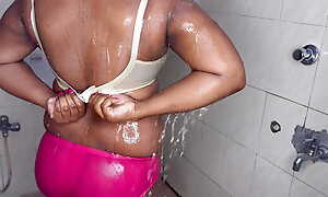 teen mallu girl bathing and boobs rub down