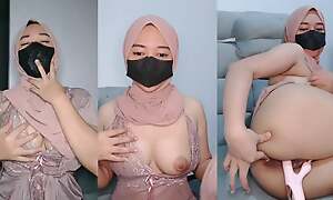 Hijab unfocused tries anal masturbation
