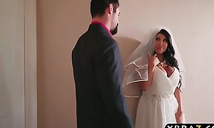 Huge tits bride cheats unaffected by her wedding day with regard to a difficulty pre-empt man