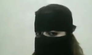 Milf gushes chubby body in Niqab
